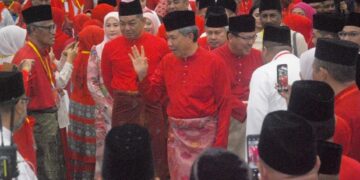 MOHAMAD Hasan bersalaman dengan perwakilan sejurus tiba untuk merasmikan Mesyuarat Perwakilan UMNO Bahagian Kota Melaka di Dewan Kemas Telok Mas, Melaka. - UTUSAN/AMRAN MULUP