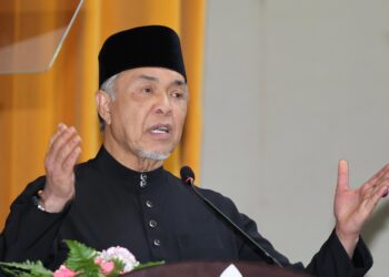 AHMAD Zahid Hamidi ketika berucap pada Majlis Apresiasi Tuisyen Rakyat RISDA 2024 di Hotel Premiera, di sini hari ini. - UTUSAN/AMIR KHALID