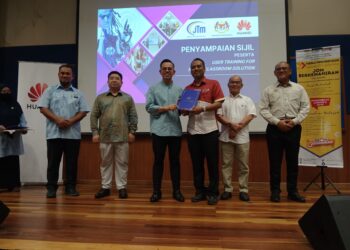 STEVEN SIM Chee Keong menyampaikan sijil kepada tenaga pengajar yang terlibat dalam projek rintis kelas pintar dan kelas digital di ADTEC JTM Senai, Kulai, hari ini.
