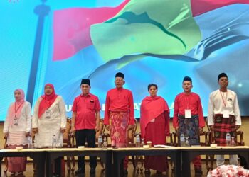 MAHDZIR Khalid (tengah) dan Azalina (tiga dari kanan) ketika hadir perasmian Mesyuarat Perwakilan UMNO Bahagian Pengerang di Kota Tinggi, Johor hari ini.-UTUSAN/MASTURAH SURADI.