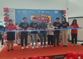 NGWE Hee Sem (tengah) merasmikan Karnival Kesihatan 'Oh My Health' di Klebang, Melaka, hari ini.-UTUSAN/AMRAN ALI.