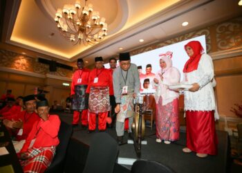 MOHAMED Khaled Nordin (tengah) ketika merasmikan mesyuarat perwakilan persidangan UMNO Bahagian Bukit Gelugor, di George Town, Pulau Pinang, hari ini.
