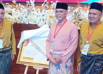 WAN Rosdy Wan Ismail (tengah) ketika hadir merasmikan Mesyuarat Perwakilan UMNO Bahagian Bukit Mertajam di Seberang Jaya, Pulau Pinang