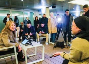 MAZITA Marzuki pada sidang media bersama wartawan Malaysia di Auckland, semalam.