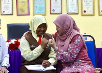 FADHLINA Sidek memberikan kata-kata semangat kepada Putri Qisya Nur Izzati ketika bertemu di SK Seberang Perak Baru, Alor Setar, Kedah hari ini.. - UTUSAN/ SHAHIR NOORDIN