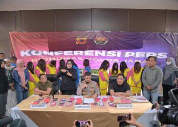 POLIS Indonesia melakukan sidang akhbar mengenai sindiket pemerdagangan bayi antarabangsa di Jawa Barat. – AGENSI