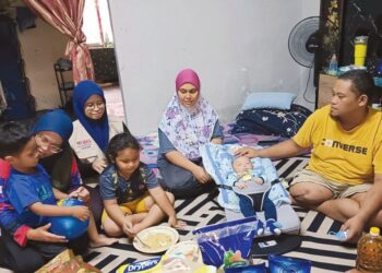 MUHAMMAD SHAHRUL AIDIL Baharom dan isterinya, Norfazlin Rasman (dua dari kanan) menerima kunjungan Nor Aliza Safar (dua dari kiri) di di Taman Kiaramas, Simpang Renggam.