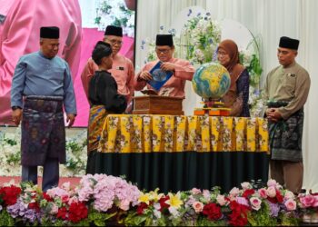DR. MOHD. AZAM (tengah) menyempurnakan simbolik perasmian Mahrajan Al-Quran Peringkat Kebangsaan 2025 yang berlangsung penuh meriah di Politeknik Merlimau, Melaka, hari ini. – UTUSAN/AMRAN ALI.