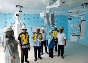 ADNAN Abu Hassan (tiga dari kiri) melawat projek Blok Tambahan HTAN, Kuala Pilah, hari ini. -UTUSAN/MOHD SHAHJEHAN MAAMIN.