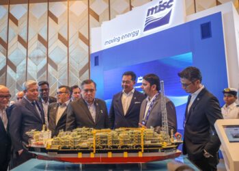 ANTHONY Loke Siew Fook melawat reruai pada Majlis Perasmian Minggu Maritim Malaysia 2025 di Sunway Resort Hotel, Subang Jaya, Selangor. - UTUSAN/ISKANDAR ISHAK