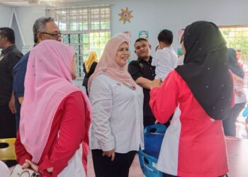 RUBIAH Wang (tiga dari kanan) menyantuni warga Kemas ketika melawat Tabika Kemas Hang Jebat di Krubong, Melaka. - UTUSAN/MUHAMMAD SHAHIZAM TAZALI