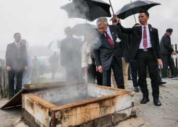 Ahmad Zahid Hamidi ketika melawat Perkampungan Budaya Whakarewarewa Living Maori Village di Rotorua, New Zealand, hari ini.