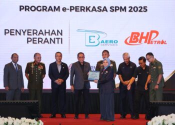 MOHAMED Khaled Nordin menyampaikan sumbangan kepada seorang pelajar pada Majlis Peluncuran Inisiatif Pendidikan Yayasan LTAT 2025 di sebuah hotel di Kuala Lumpur, hari ini.