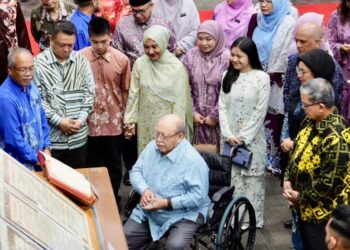 JAAFAR Sidek Abdul Rahman (kiri) mempersembahkan penerangan kepada Tuanku Syed Sirajuddin Jamalullail ketika lawatan kerja baginda ke Arkib Negara, Kuala Lumpur, semalam.