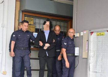 PEMUDA warga asing dibawa ke Mahkamah Majistret Shah Alam, Selangor hari ini untuk ditahan reman. -UTUSAN/ ISKANDAR SHAH MOHAMED