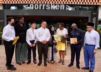 TUANKU Syed Faizuddin Putra Jamalullail (empat dari kiri) dan Tuanku Dr Hajah Lailatul Shahreen Akashah Khalil (empat dari kanan) berkenan mengadakan lawatan ke Norrsken House Kigali, Rwanda, baru-baru ini. -UTUSAN