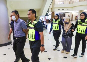 BUNYAMIN Sukiman (kiri) dan Yorlini (dua kanan) hadir ke Kompleks Mahkamah Kuala Lumpur hari ini bagi berdepan pertuduhan mendera anak mereka menggunakan kulit durian minggu lalu.