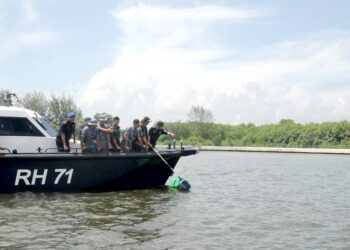 MUHD. ZAILANI Abdullah dan  pasukan penyelam TLDM  ketika membuat  tinjauan di lokasi helikopter terhempas berhampiran jeti Maritim Malaysia di Sungai Pulai, Iskandar Puteri.