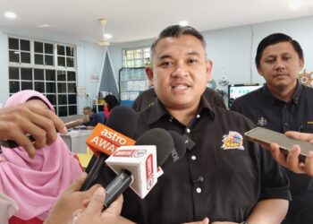 RAIS Yasin ditemui di Tabika Kemas Hang Jebat di Krubong, Melaka. - UTUSAN/MUHAMMAD SHAHIZAM TAZALI