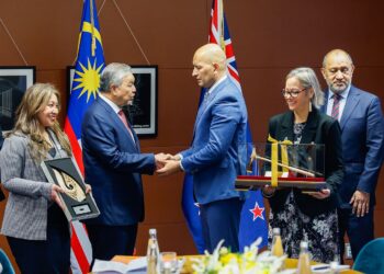 AHMAD Zahid Hamidi dan Andrew Hoggard pada Forum Halal Malaysia-New Zealand di Wellington, New Zealand.