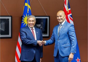 AHMAD Zahid Hamidi bertemu  Menteri Pembangunan Maori, Tama Potaka di Parlimen New Zealand, hari ini.