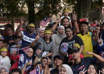 SEMANGAT kemerdekaan tidak sewajarnya hanya hidup sekadar di pentas perarakan atau di media sosial sahaja sebaliknya maknanya  perlu dihayati oleh rakyat Malaysia.