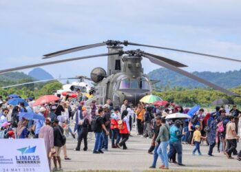 RAKYAT Malaysia harus memainkan peranan penting dalam memastikan negara terus kekal aman dan harmoni.