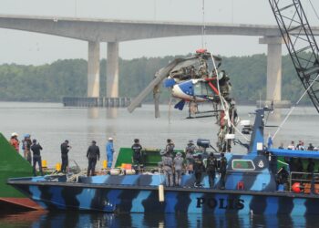BANGKAI helikopter milik PDRM yang terhempas di Sungai Pulai, Gelang Patah berjaya dinaikkan hari ini.-UTUSAN/RAJA JAAFAR ALI