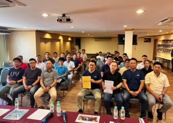 AHLI Persatuan Perabot Muar pada sidang akhbar di Muar, Johor.