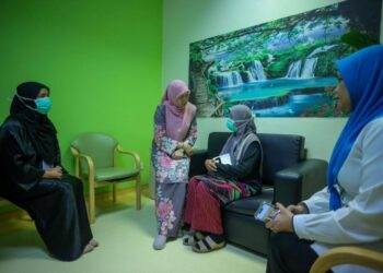 FADHLINA Sidek menziarah keluarga Zara Qairina di di Hospital Queen Elizabeth I, Kota Kinabalu, Sabah.