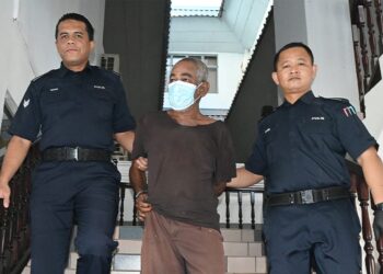 ZAKARIA Neamat didenda RM3,000 oleh Mahkamah Majistret, Ayer Keroh, Melaka selepas mengaku bersalah menunjukkan kemaluan kepada anak jirannya. - UTUSAN/AMRAN ALI