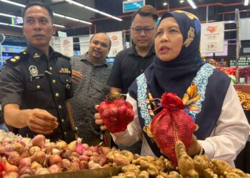 ROHAIDA Hassan (kanan) turun padang bagi meninjau harga barangan di salah sebuah pasar raya sekitar Kangar, Perlis, hari ini. - UTUSAN/ASYRAF MUHAMMAD