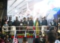 MAHATHIR Mohamad bersama pemimpin utama pembangkang menghadiri Himpunan Mandat Negarawan yang diadakan di Stadium Sultan Abdul Halim, Suka Menanti di Alor Setar, Kedah, semalam. - UTUSAN/ SHAHIR NOORDIN