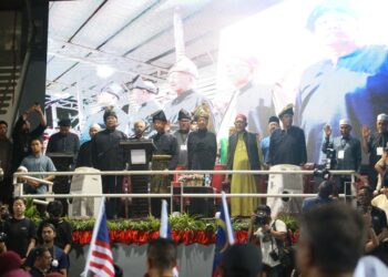 MAHATHIR Mohamad bersama pemimpin utama pembangkang menghadiri Himpunan Mandat Negarawan yang diadakan di Stadium Sultan Abdul Halim, Suka Menanti di Alor Setar, Kedah, semalam. - UTUSAN/ SHAHIR NOORDIN