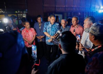 MOHD. Shafei Abdullah (tiga dari kanan) dalam sidang akhbar selepas Perjumpaan Khas Ketua-Ketua UMNO Bahagian mengenai isu Titah Adendum di sebuah hotel di ibu negara, kelmarin. – UTUSAN/SHIDDIEQIIN ZON