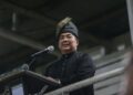 MUHAMMAD Sanusi Md Nor sewaktu berucap pada Himpunan Mandat Negarawan di Stadium Sultan Abdul Halim, Suka Menanti, Alor Setar, Kedah malam tadi. - UTUSAN/SHAHIR NOORDIN