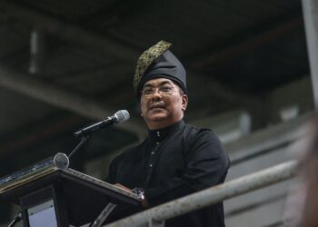 MUHAMMAD Sanusi Md Nor sewaktu berucap pada Himpunan Mandat Negarawan di Stadium Sultan Abdul Halim, Suka Menanti, Alor Setar, Kedah malam tadi. - UTUSAN/SHAHIR NOORDIN
