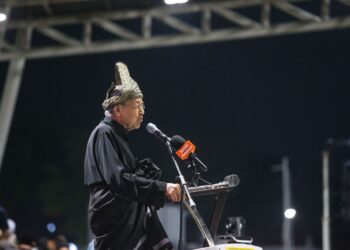 DR. Mahathir Mohamad sewaktu berucap pada Himpunan Mandat Negarawan di Alor Setar, Kedah, malam tadi. - UTUSAN/SHAHIR NOORDIN