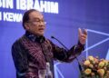 ANWAR Ibrahim berucap ketika Perhimpunan Bulanan Perdana Menteri Bersama Warga Kementerian Kewangan di Kementerian Kewangan, Putrajaya - UTUSAN/FAIZ ALIF ZUBIR
