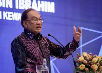ANWAR Ibrahim berucap ketika Perhimpunan Bulanan Perdana Menteri Bersama Warga Kementerian Kewangan di Kementerian Kewangan, Putrajaya - UTUSAN/FAIZ ALIF ZUBIR