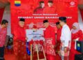 AHMAD Zahid Hamidi (dua dari kanan) dan Rozabil Abd. Rahman ketika merasmikan 
pejabat UMNO Bahagian Arau hari ini.-UTUSAN