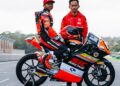 Zulfahmi (kanan) bersama pelumba yang berada di bawah bimbingannya, Hakim Danish. - FB ZK Racing