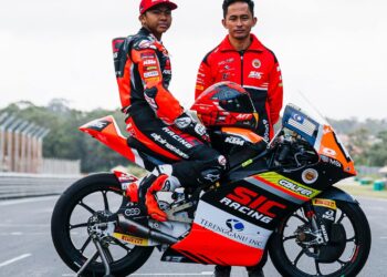 Zulfahmi (kanan) bersama pelumba yang berada di bawah bimbingannya, Hakim Danish. - FB ZK Racing