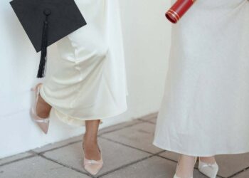 Bukan sekadar cantik untuk dipadankan dengan robe atau baju kurung moden, tetapi juga praktikal dan sangat selesa.