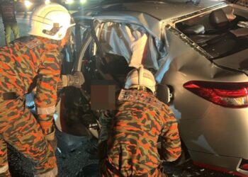 KEADAAN kereta yang terbabas di Kilometer 316.9, Lebuh Raya Utara-Selatan arah Utara dekat Tapah semalam menyebabkan dua warga China maut. - UTUSAN/IHSAN JBPM