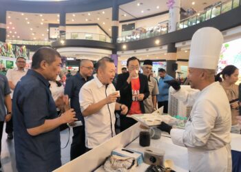 FOONG Hin (tengah) melawat reruai pempamer di program Kempen Penggunaan Lada di IOI Mall, Kulai.