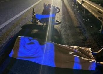 REMAJA maut selepas motosikal ditunggang melanggar sebuah lori di Kilometer 166.1 Lebuhraya Utara Selatan, arah selatan di Tangkak.