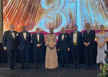 TUANKU Muhriz Tuanku Munawir berkenan menghadiri Majlis Makan Malam Amal anjuran Yayasan Amal Maaedicare bagi mengumpul dana untuk pesakit buah pinggang dan jantung di Kuala Lumpur, malam tadi. - UTUSAN/AFIERA