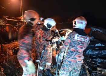 ANGGOTA bomba bertungkus-lumus mengeluarkan mangsa yang tersepit dalam nahas di Jalan Masjid Tanah–Kampung Solok Duku, Alor Gajah, hari ini.