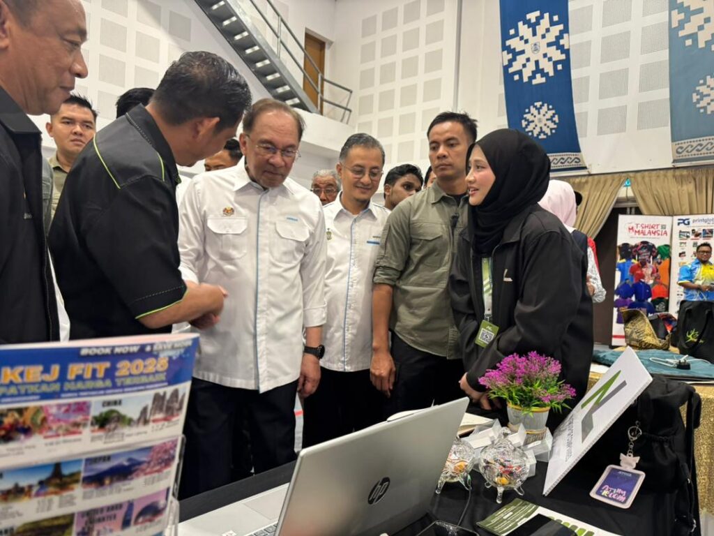 PM luncur tiga inisiatif strategik bantu bumiputera P. Pinang PM luncur tiga inisiatif strategik bantu bumiputera P. Pinang